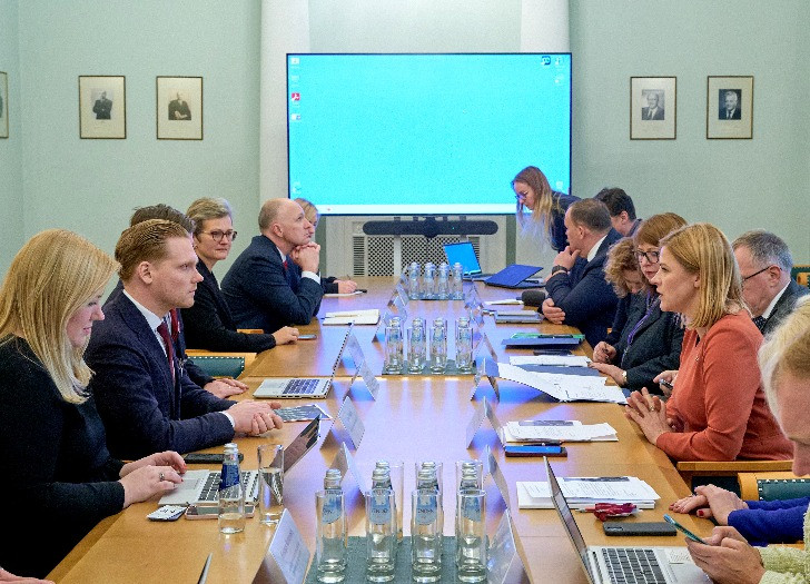 Finanšu sektora attīstības padomes sēdes dalībnieki veic apspriedes