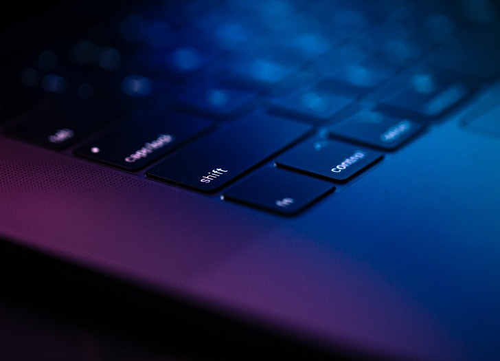 Redzami atsevišķi datora klaviatūras taustiņi  - shift, caps lock. Foto: pexels.com