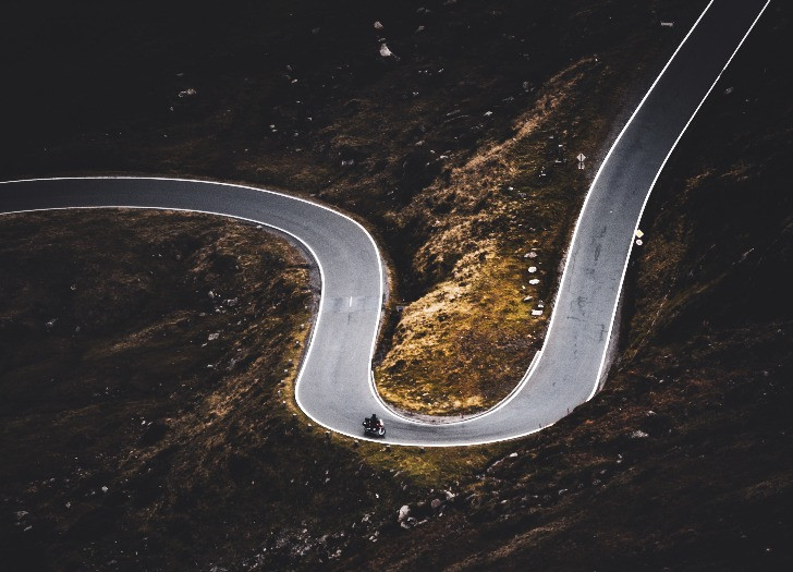 Ceļa līkums ainavā. Foto: Pexels.com. 