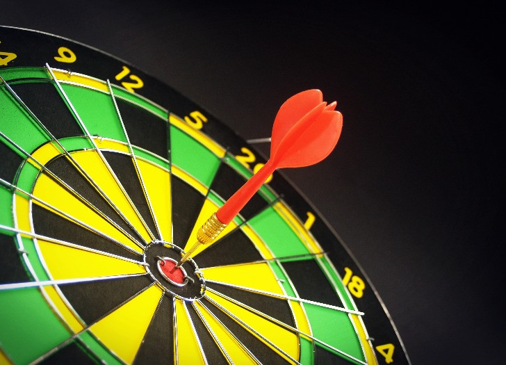Mērķis ar bultu tieši centrā. Foto: unsplash.com