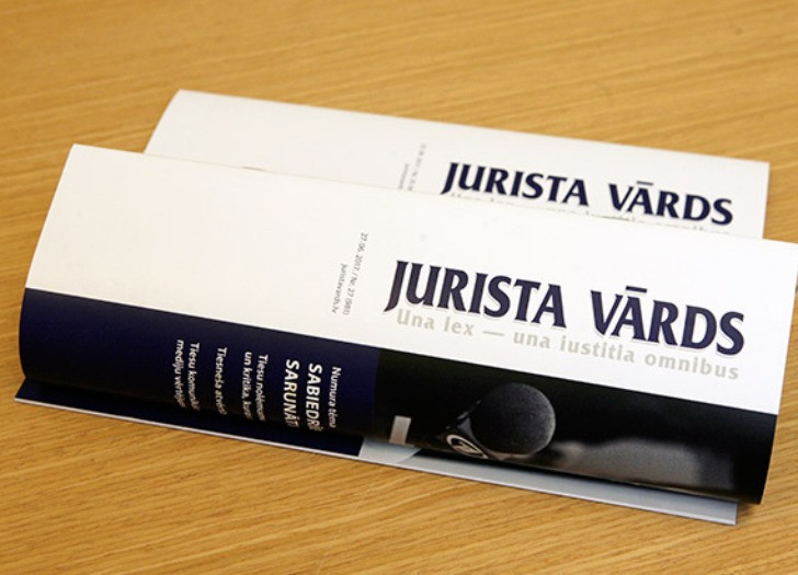 Uz galda nolikti žurnāli 