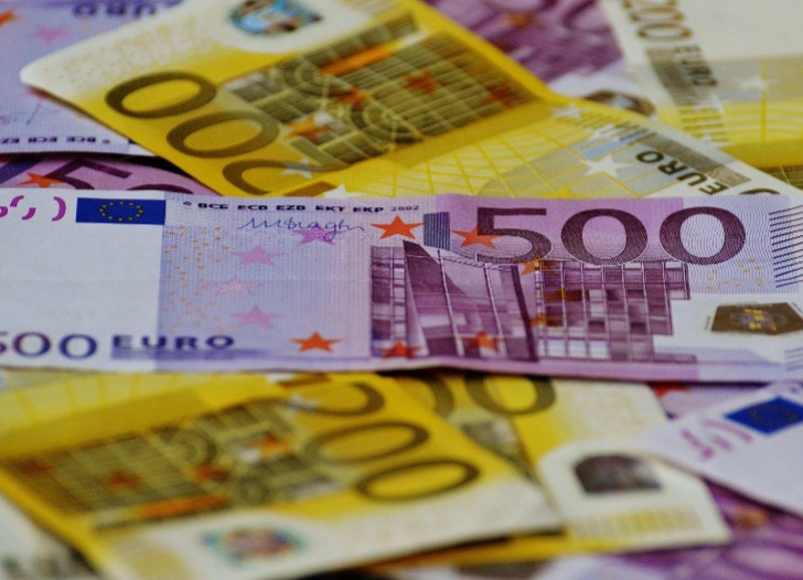 Kaudzīte ar 500 un 200 eiro banknotēm. Foto: unsplash.com