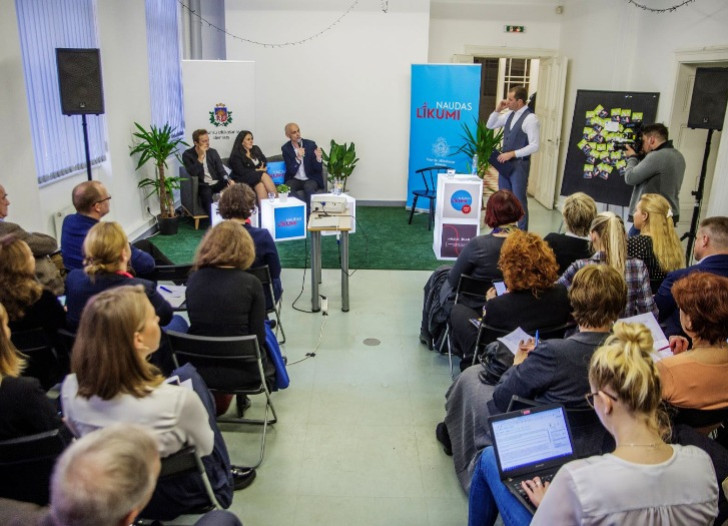 Foto no akcijas atklāšanas diskusijas. Bildē pasākuma viesi un diskusijas dalībnieki.