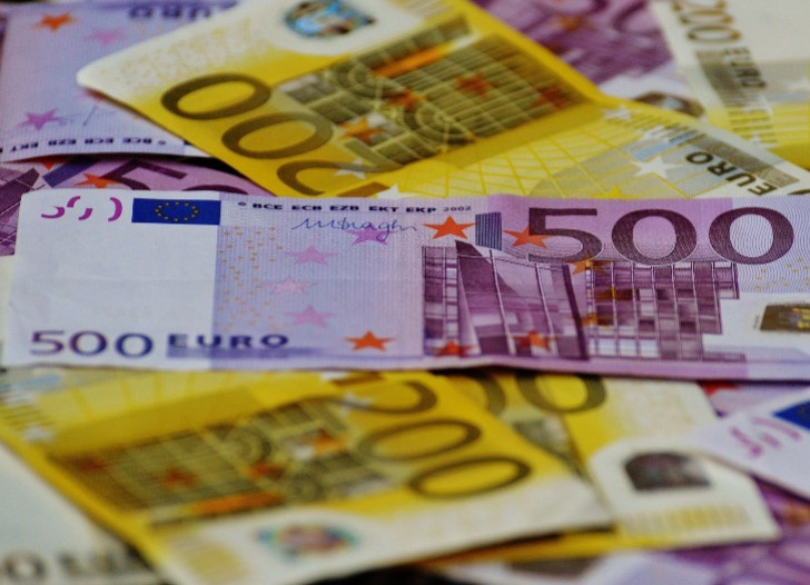Liela nomināla (200 un 500) eiro banknotes. Foto: Unsplash.com