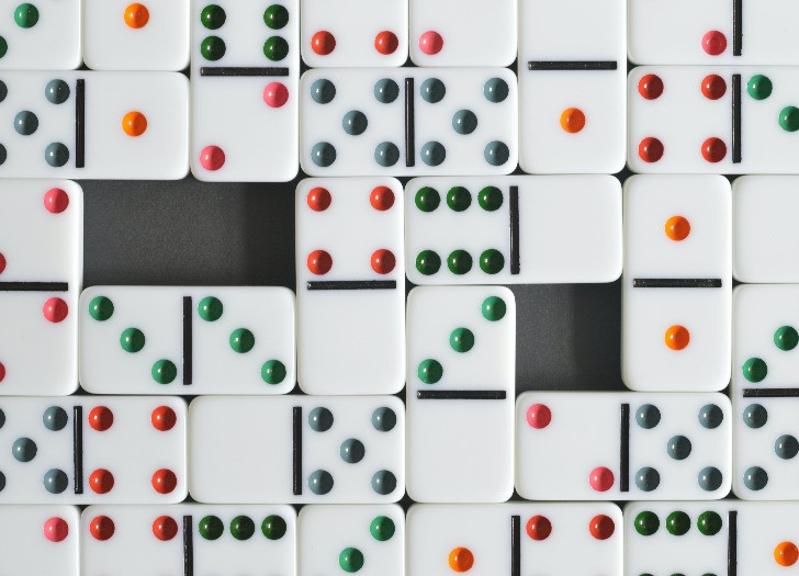 Domino kauliņi dažādās krāsās un variācijās. Foto: unsplash.com