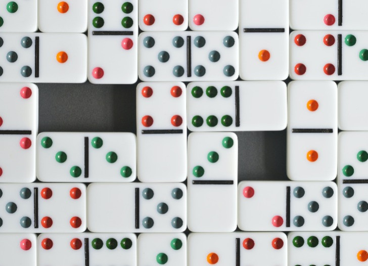 Domino kauliņi dažādās krāsās un variācijās