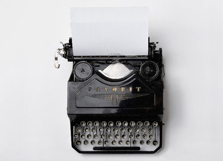 Old style typewriter and sheet of paper in that. Photo: unsplash.com