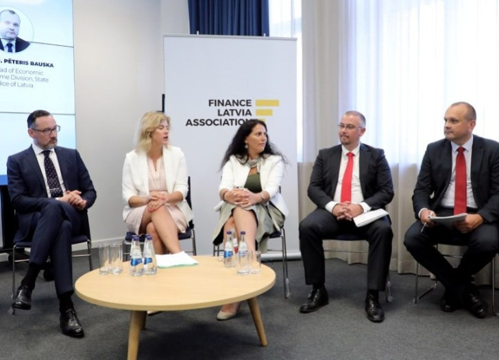 No kreisās: Uldis Upenieks (Citadele), Evika Siliņa (Ministru prezidenta birojs), Ilze Znotiņa (Finanšu izlūkošanas dienests), Jēkabs Straume (KNAB), Pēteris Bauska (Valsts policija).