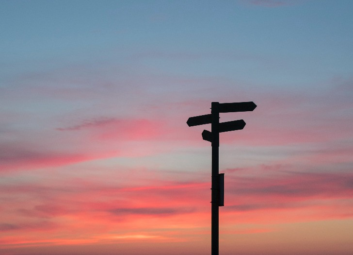 Ceļa rādītājs, kas rāda dažādus virzienus. Autors: unsplash.com