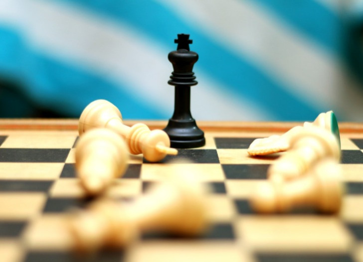 Šaha figūras uz šaha dēļa. Pexels.com