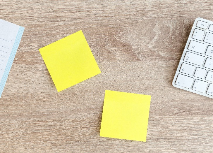 Sticky notes and keybord on the picture. Photo: unsplash.com