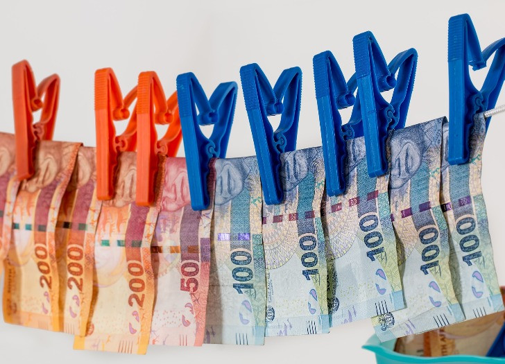 Nauda žāvējas uz striķa, piesprausta ar knaģiem. Foto: unsplash.com