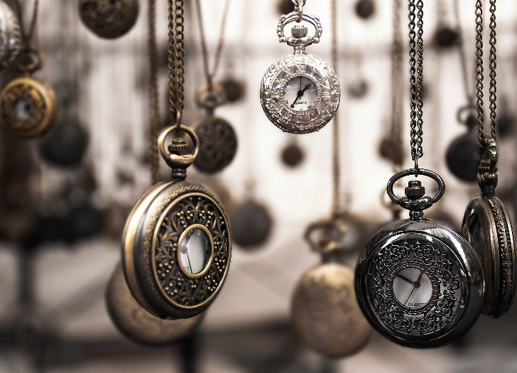 Attēloti dažādi pulksteņi, kas karājas ķēdēs. Foto: pexels.com. 